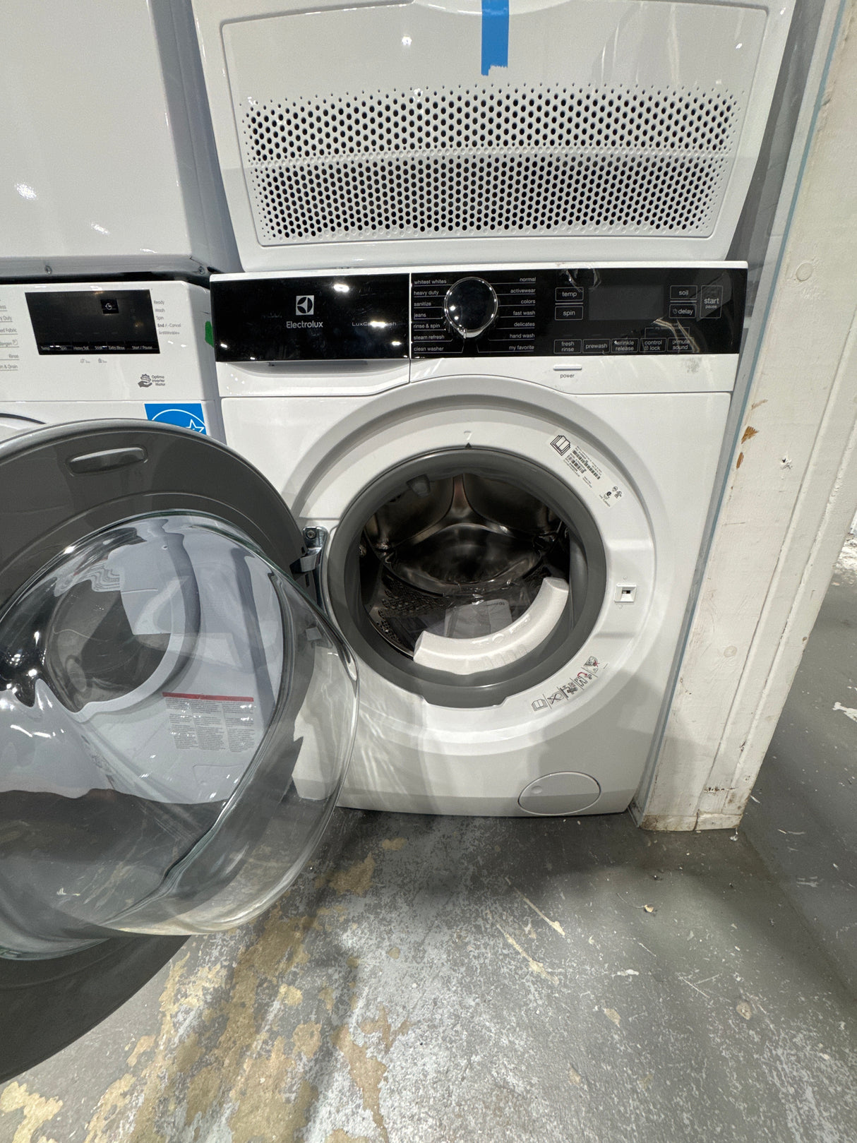 ELFW4222AW, ELFE422CAW - Ensemble laveuse-sécheuse - Chargement frontal - Electrolux - Compact 24 - Blanc - Thermopompe sans ventilation - Boîte ouverte