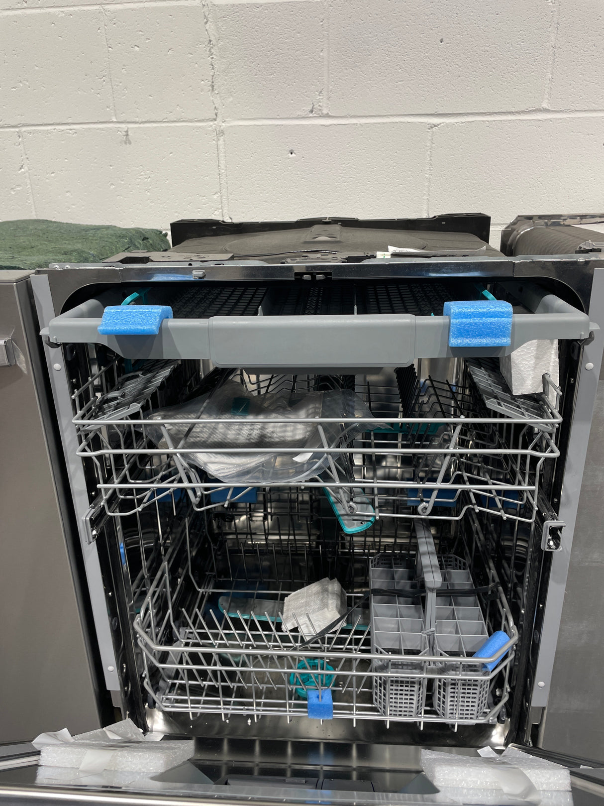 HUI66360XCUS - DISHWASHERS - Hisense - Top Controls - Stainless Steel - Open Box