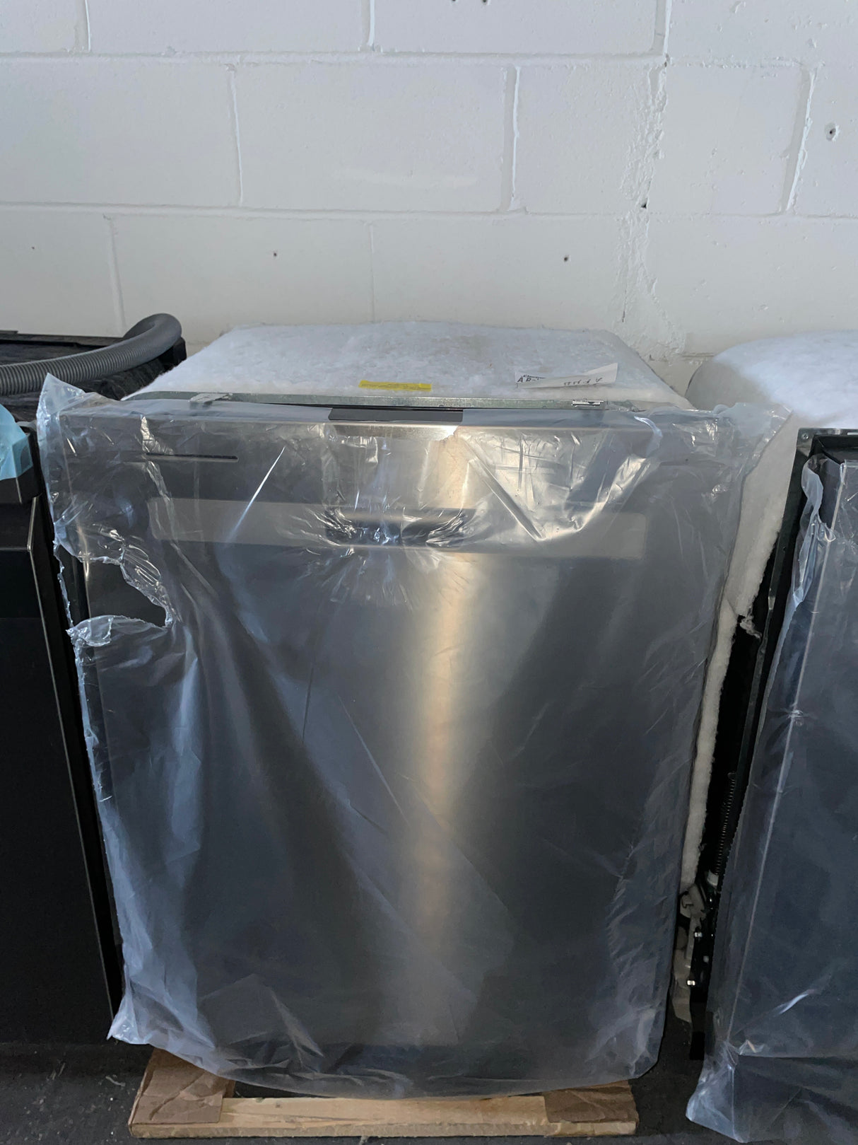 WDP560HAMZ -DISHWASHERS - WHIRLPOOL - Front Controls - Stainless Steel - Open Box