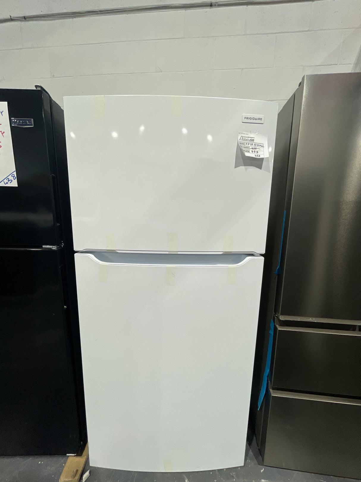 FFTR1835VWC - REFRIGERATORS - Frigidaire - Top freezer refrigerators- White - Open Box