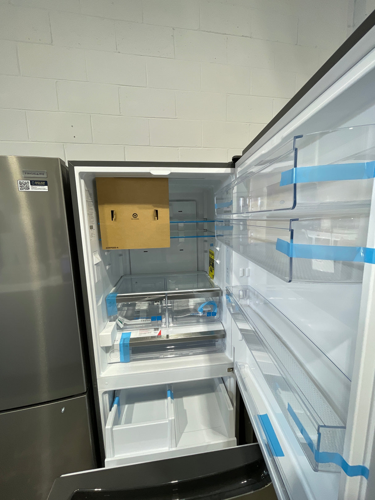GRBN2012AF - REFRIGERATORS - Counter-Depth - Frigidaire Gallery - Bottom Freezer - Stainless Steel - Open Box