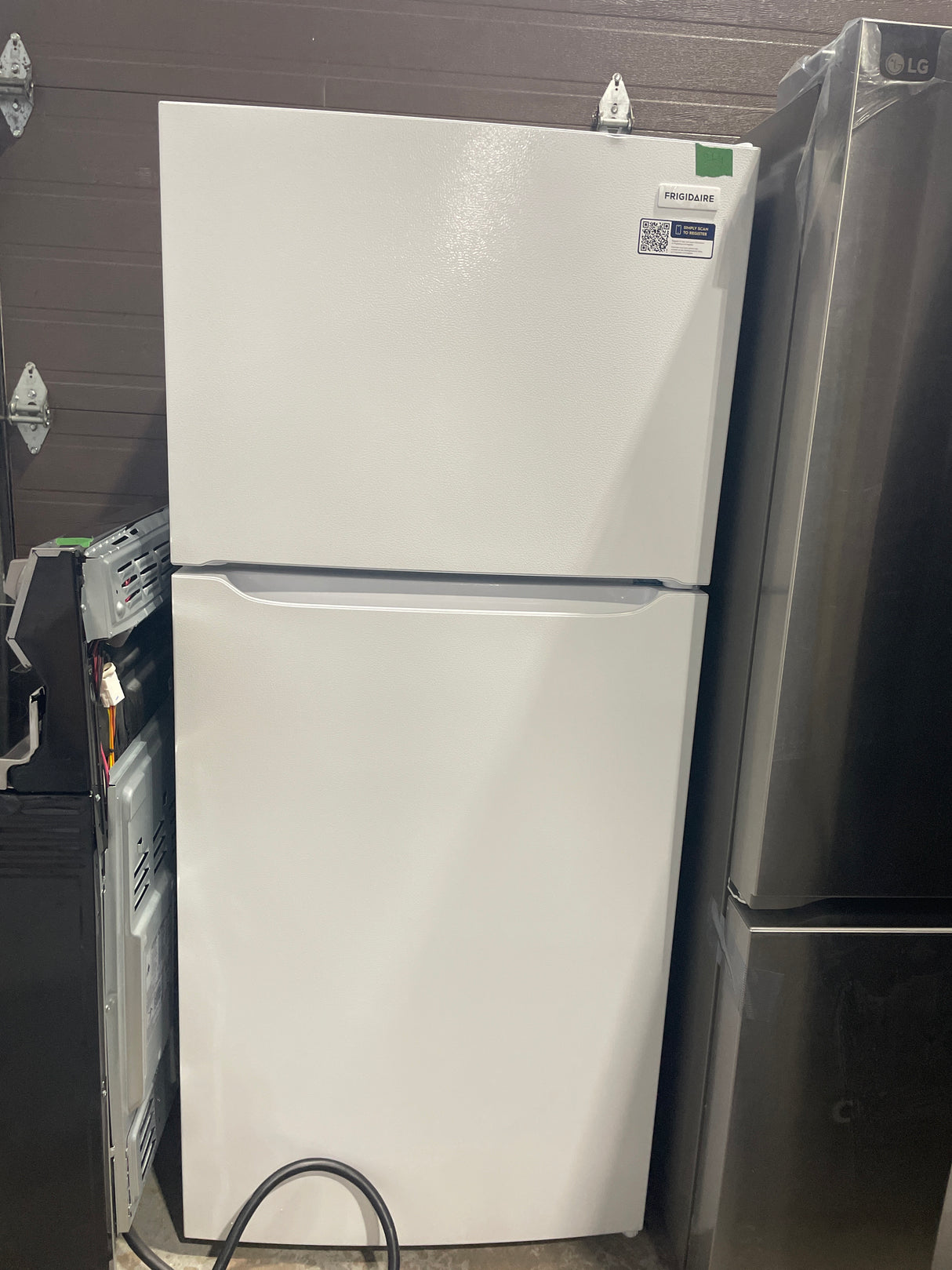 FFHT1814YW - Top Freezer Refrigerator - Frigidaire - White - Open box