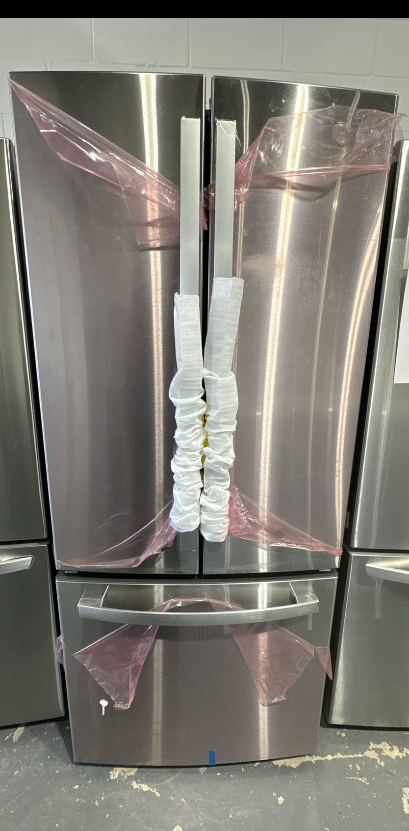 GNE21DYRKFS - Réfrigérateurs - GE - 3 portes françaises - Acier inoxydable - Boîte ouverte