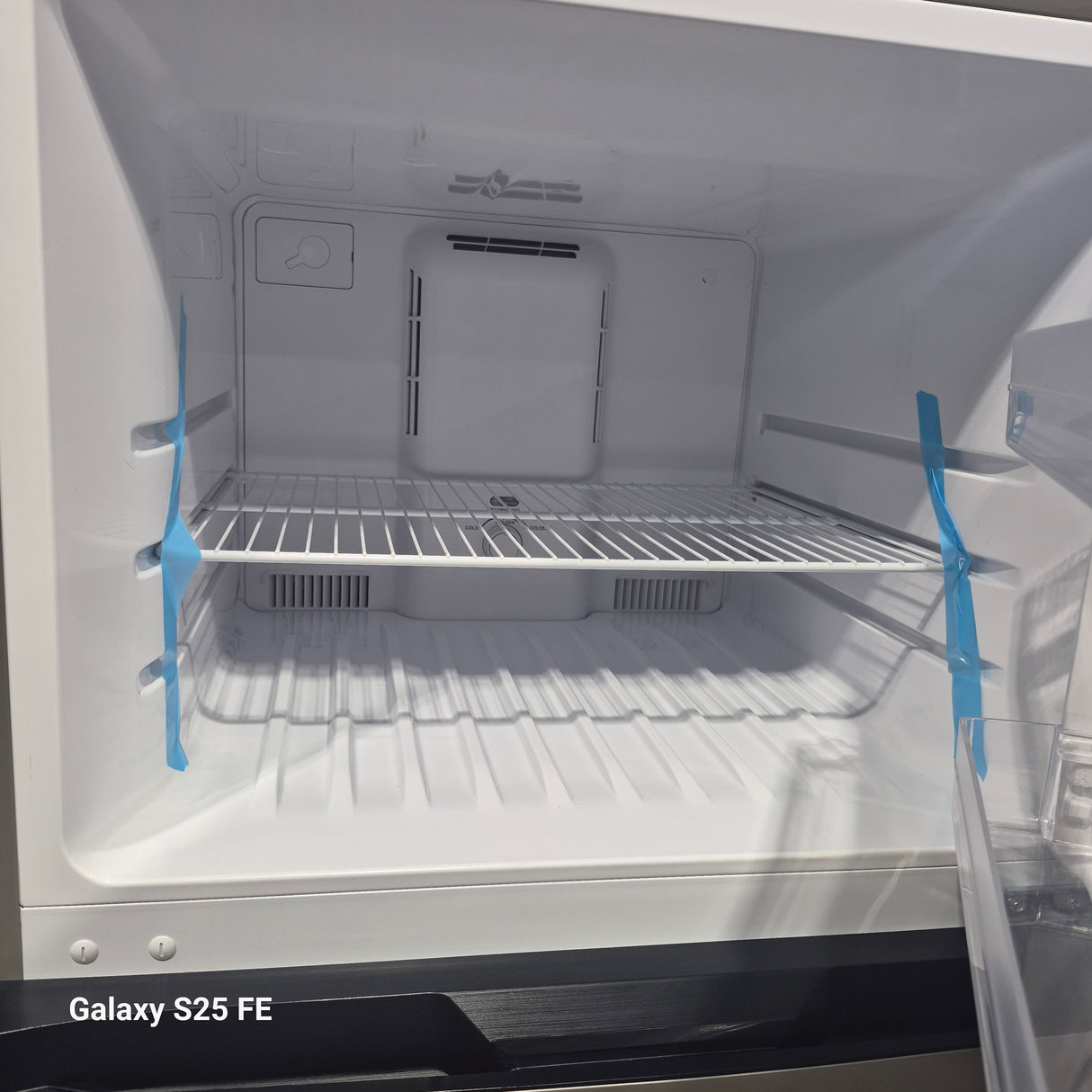 TRT18T4AL-CA - REFRIGERATORS - Top freezer - 28" - Frigidaire - Stainless Steel- Open Box