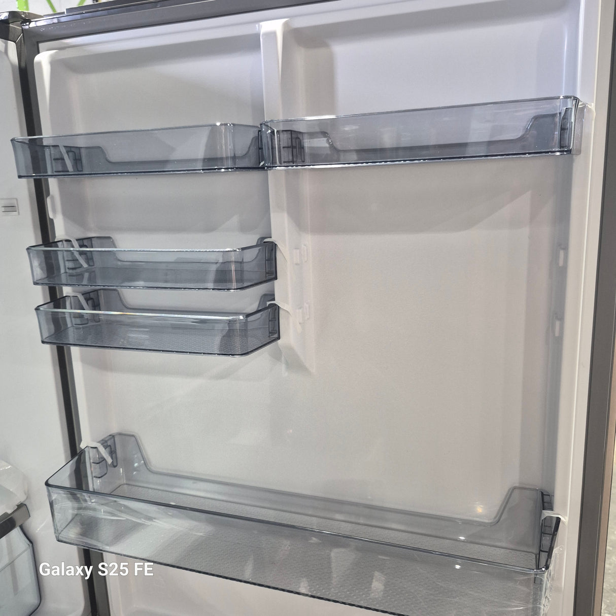 Hisense RB17A2CSE-CA – 31" Counter-Depth Bottom Freezer Refrigerator – Titanium – Open Box