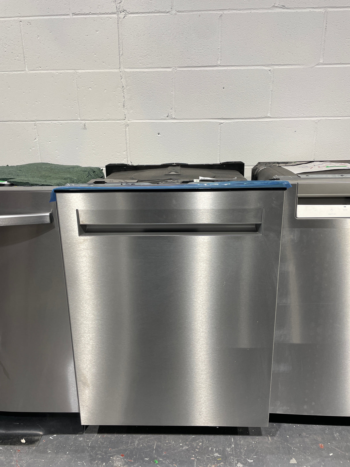 HUI66360XCUS - DISHWASHERS - Hisense  - Top Controls - Stainless Steel - Open Box