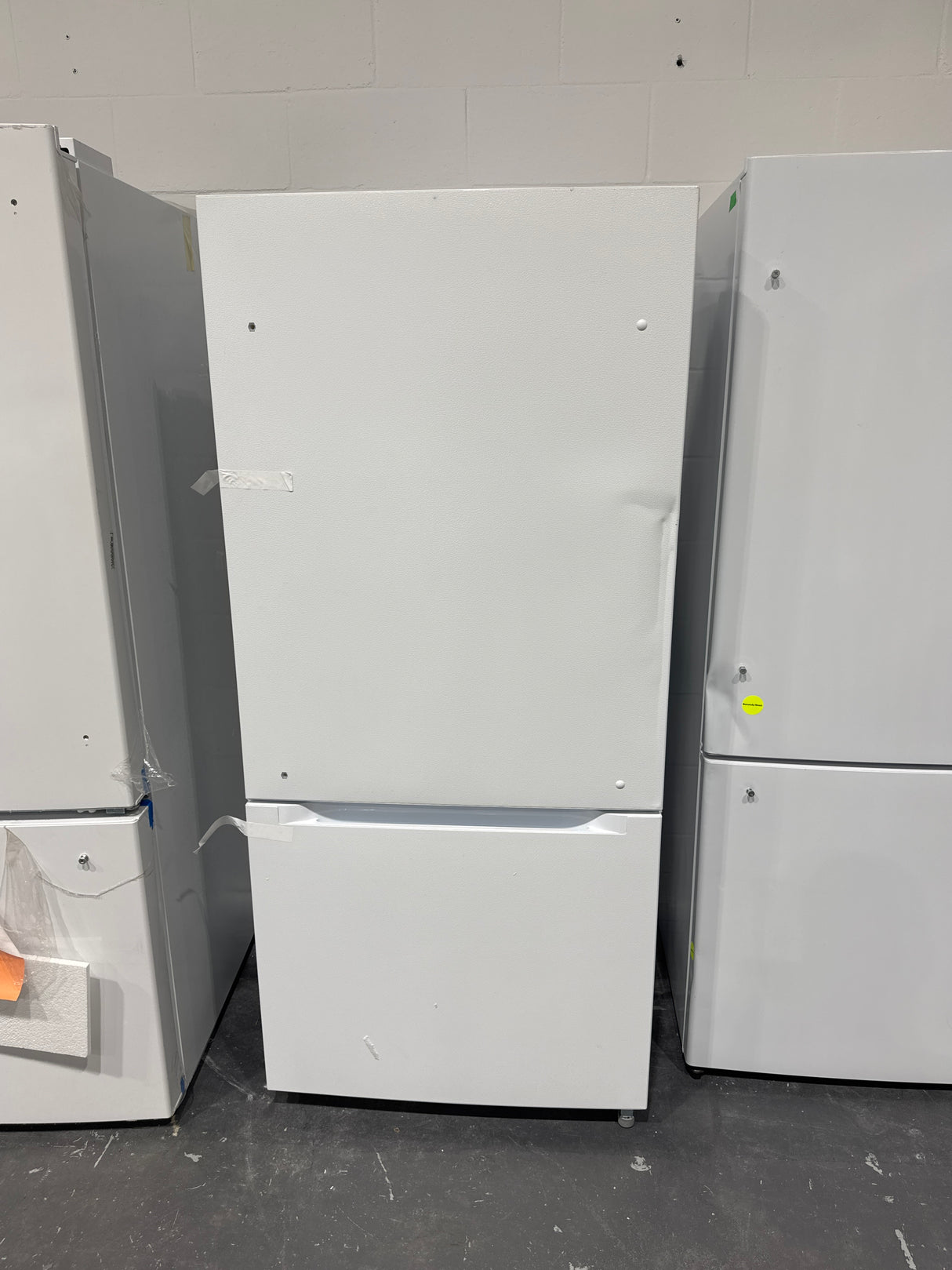 MBE19DTNKWW -  REFRIGERATORS - Moffat- Bottom Freezer - White - Open Box