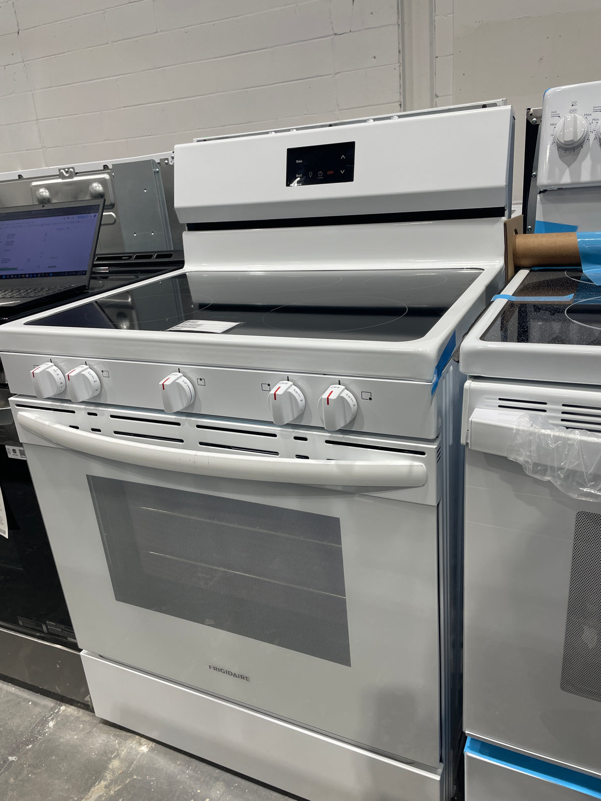 FCRE305CBW - RANGES - Frigidaire - Electric - White - Open box