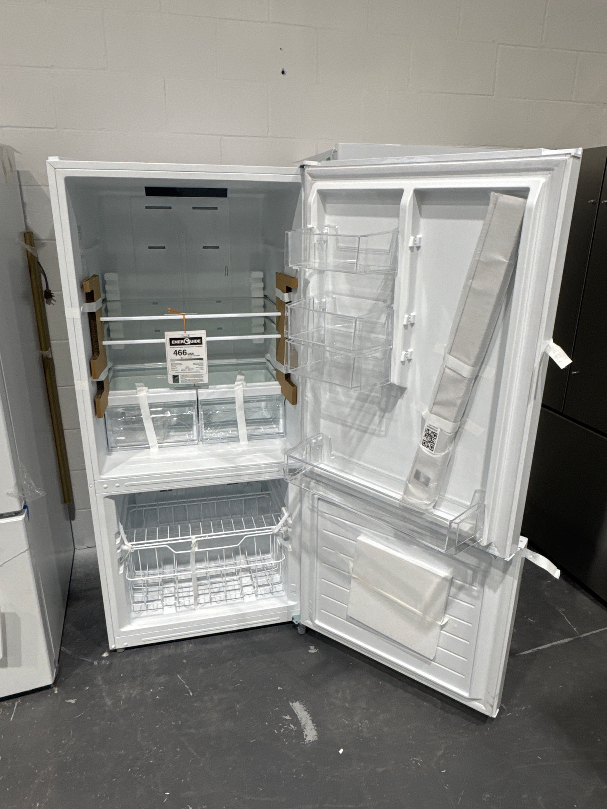 MBE19DTNKWW -  REFRIGERATORS - Moffat- Bottom Freezer - White - Open Box