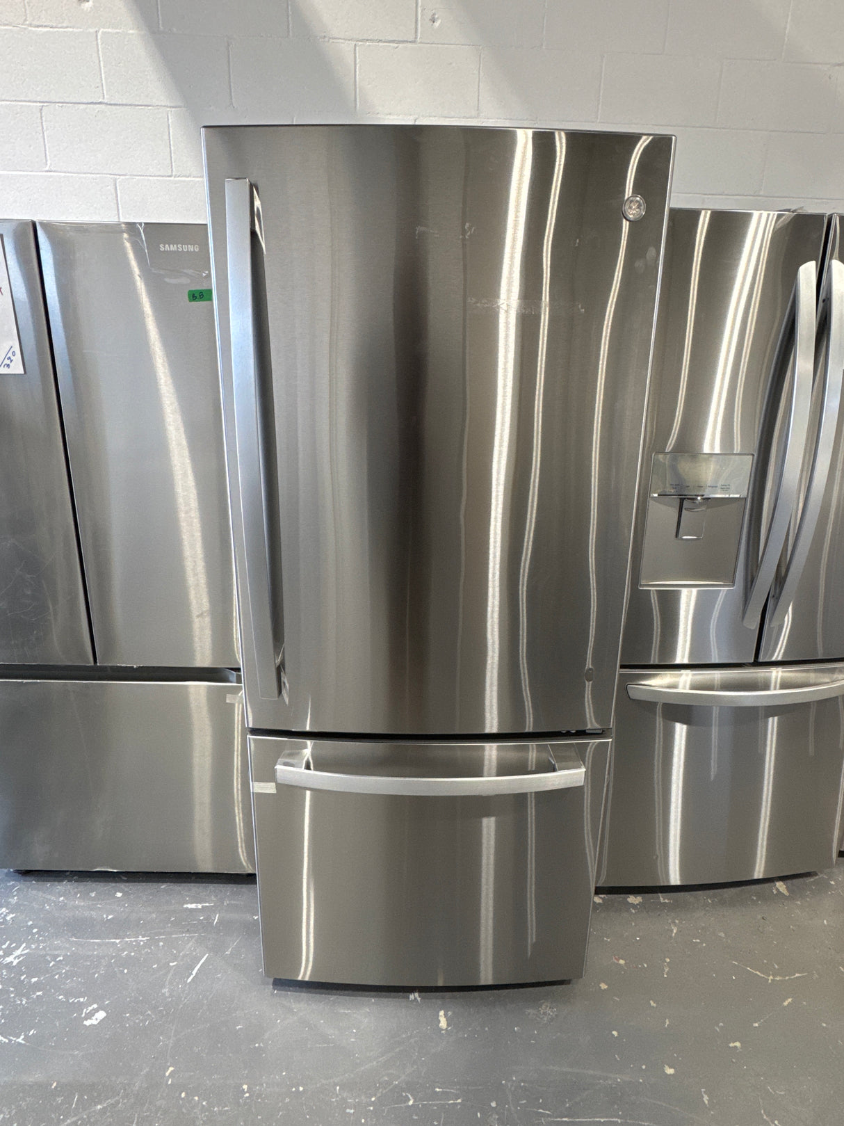 GDE21DYRKFS - REFRIGERATORS - GE - Bottom Freezer - Stainless Steel - Open Box