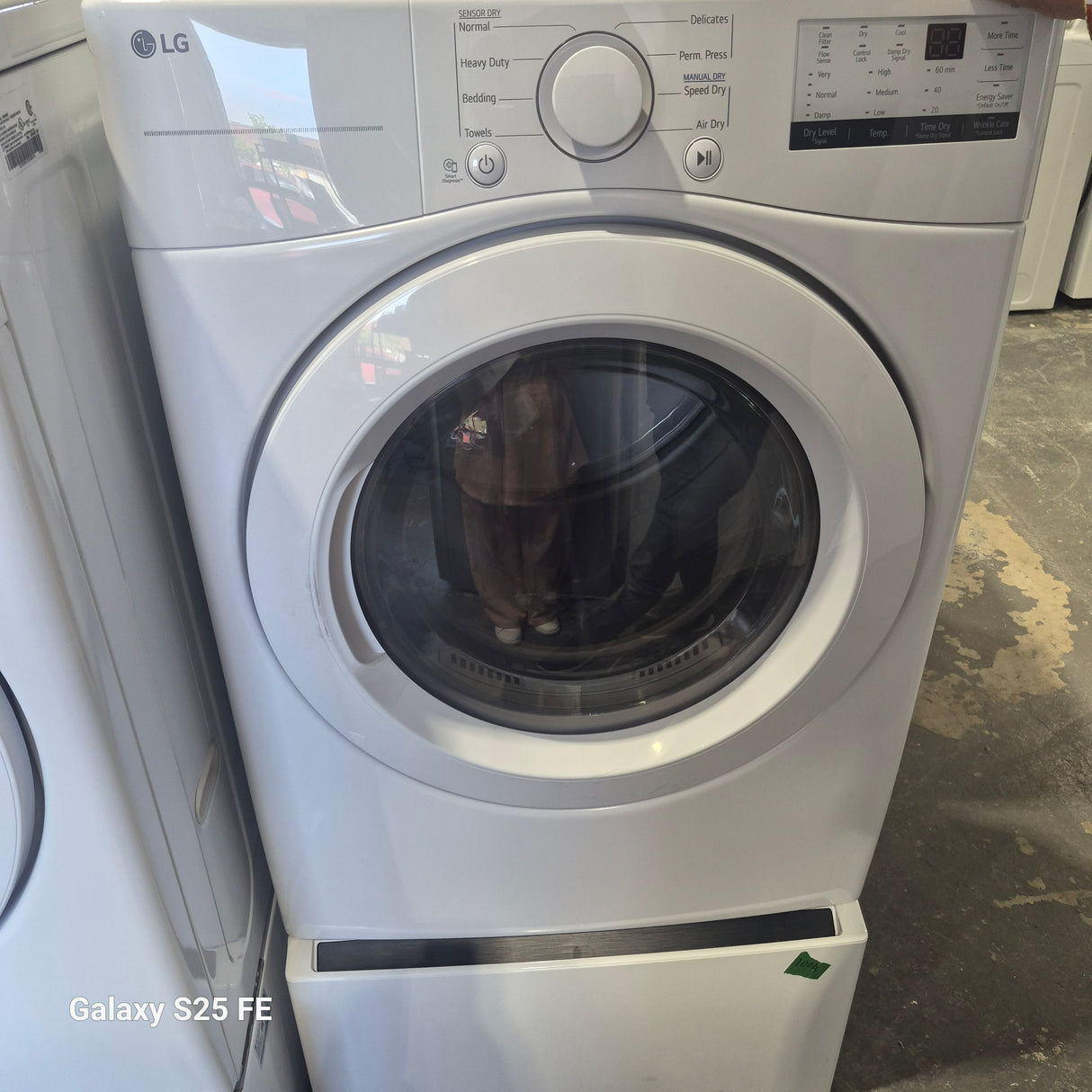 Ensemble Laveuse et Sécheuse LG WM3400CW et DLE3400W avec kit de superposition WD300CW et piédestal WDP6W – 27" Blanc