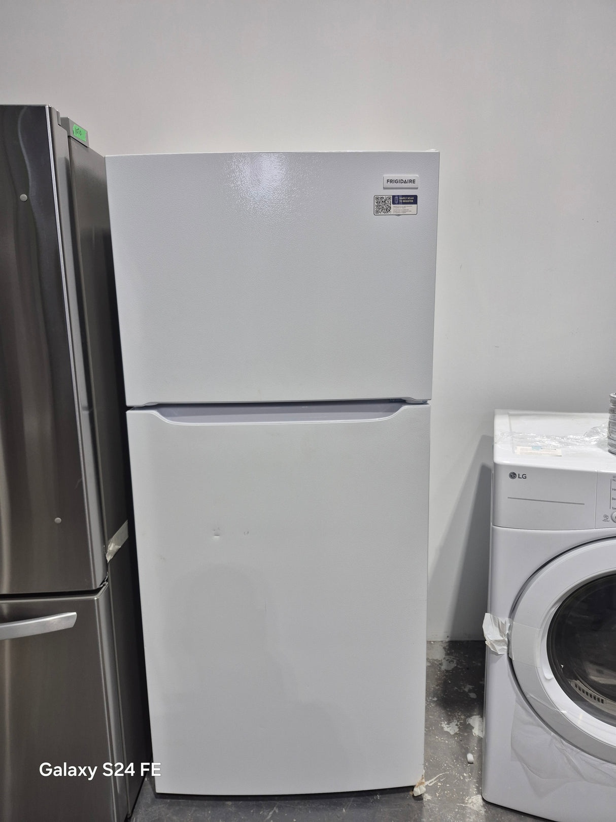 FFHT1814YW -  Top Freezer Refrigerator - Frigidaire - White - Open box