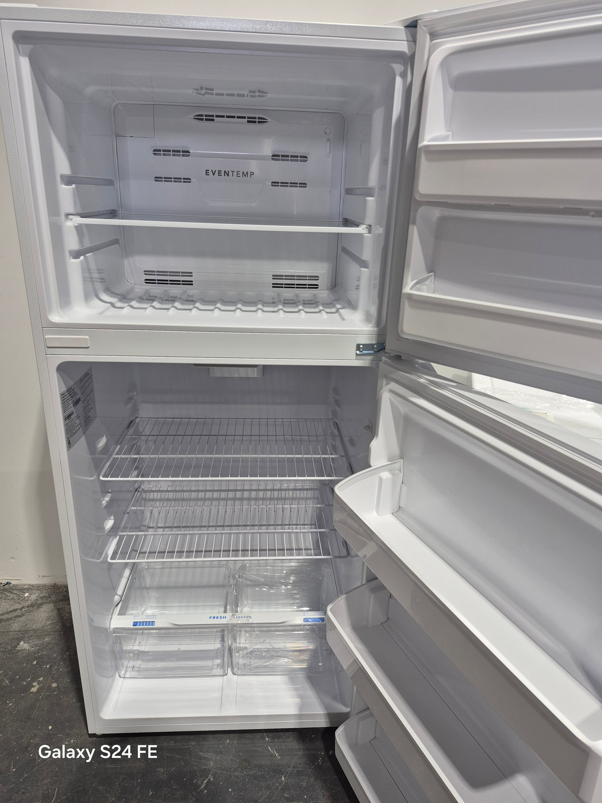 FFHT1814YW -  Top Freezer Refrigerator - Frigidaire - White - Open box