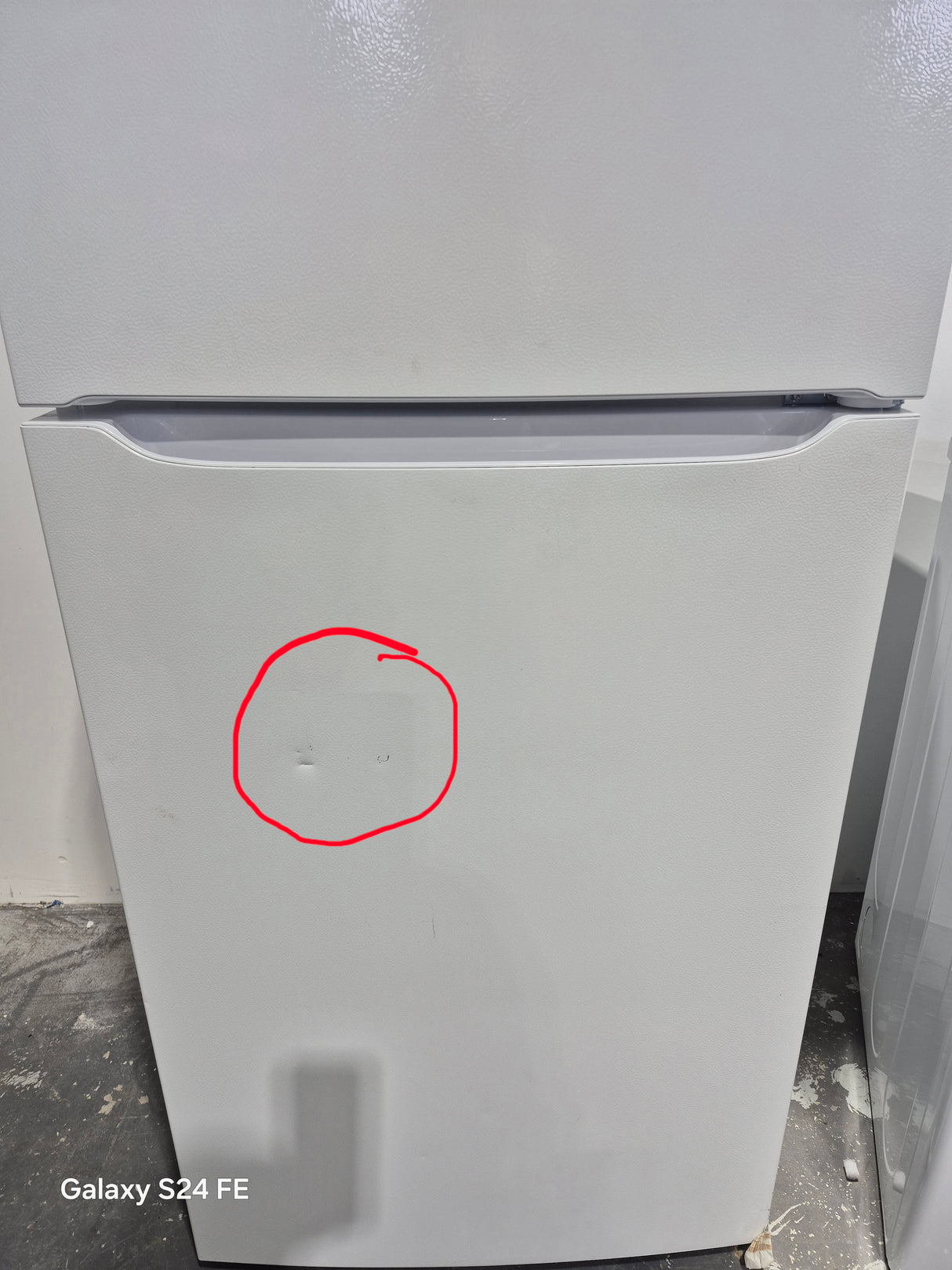 FFHT1814YW -  Top Freezer Refrigerator - Frigidaire - White - Open box
