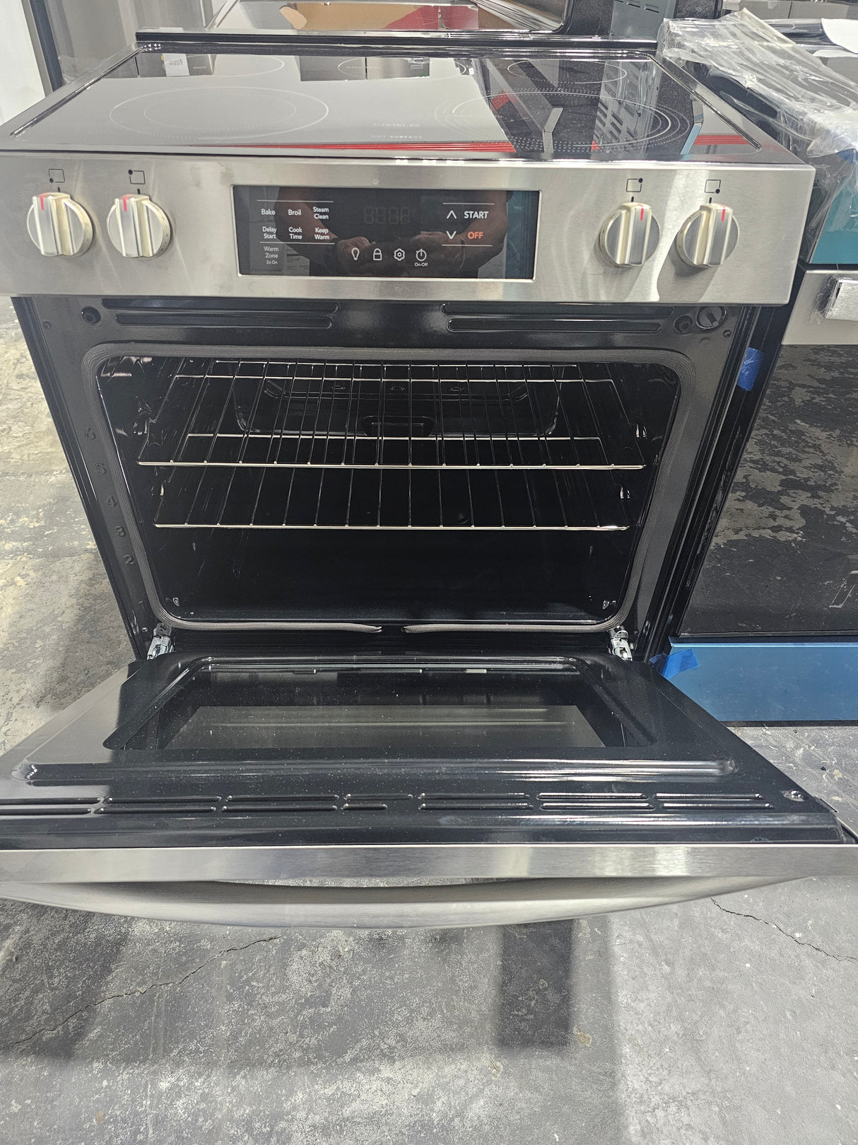 FCFE306CAS - CUISINIÈRES - Frigidaire - Électrique - Acier inoxydable - Boîte ouverte