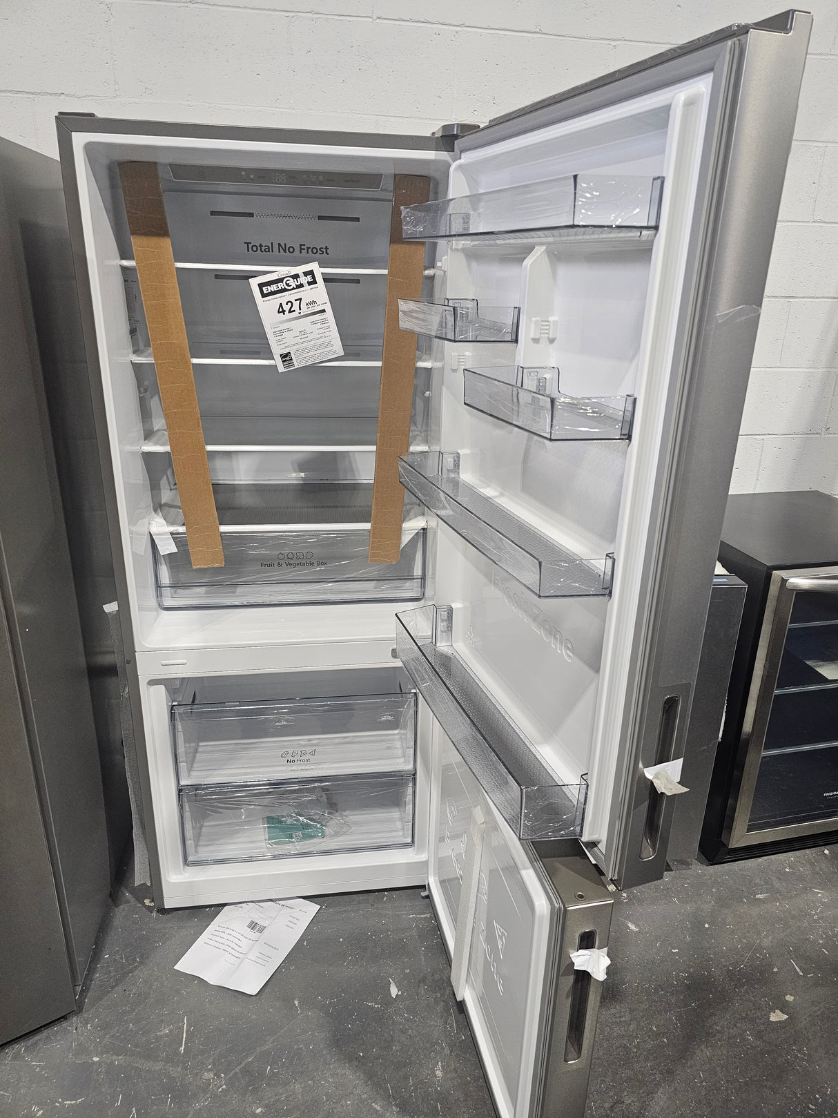 RB15A2CSE - REFRIGERATORS - Hisense - 28"-14.7 Cu. Ft.-Bottom Freezer Refrigerator- Stainless Steel - Open Box