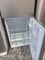 Kenmore - Réfrigérateur à congélateur supérieur de 30 po et 18,1 pi³, aspect acier inoxydable, profondeur standard, prêt pour le garage, avec porte réversible – Image 4