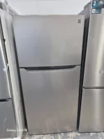 Kenmore - Réfrigérateur à congélateur supérieur de 30 po et 18,1 pi³, aspect acier inoxydable, profondeur standard, prêt pour le garage, avec porte réversible – Image 5